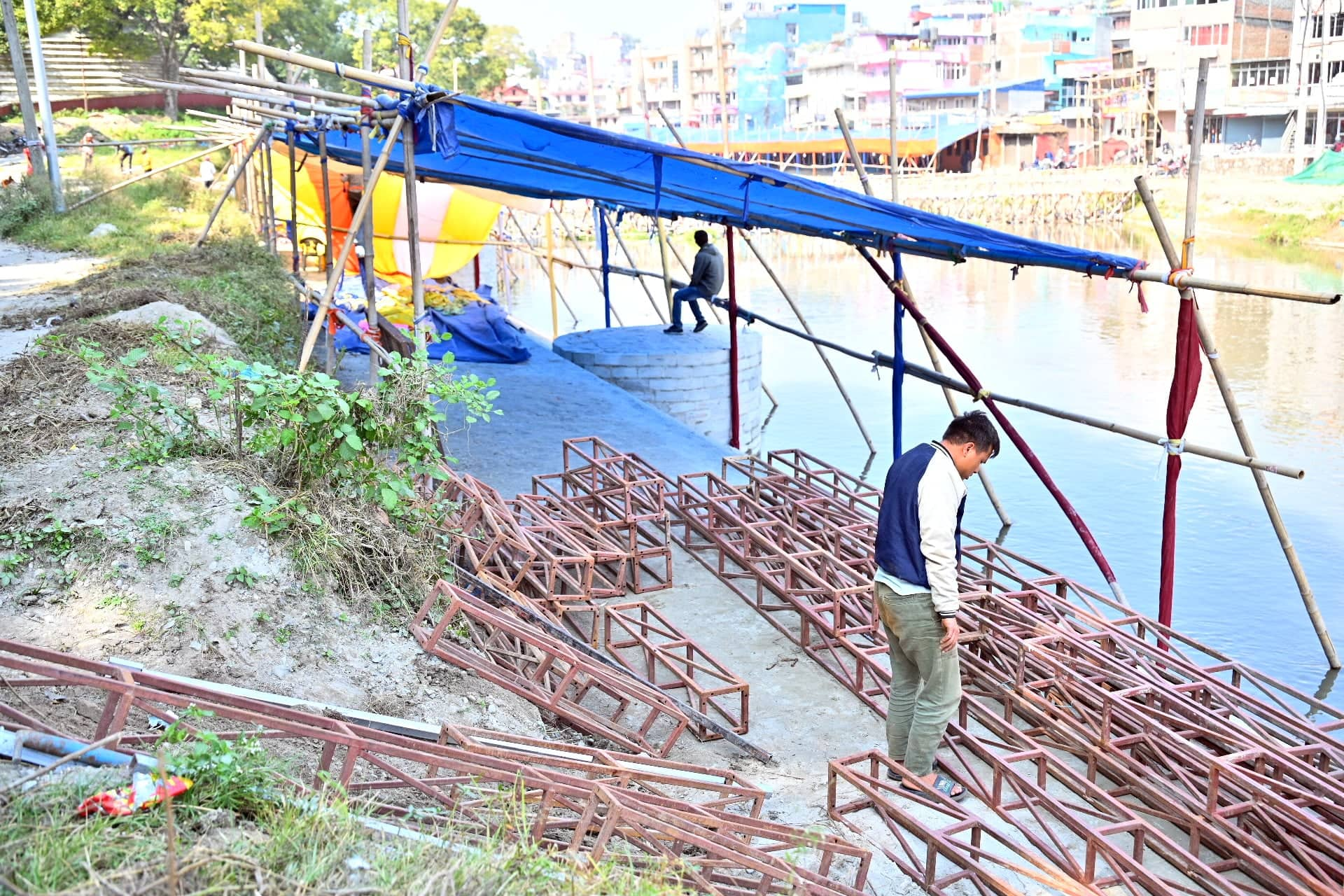 काठमाडौंको गौरीघाटमा यसरी तयार पारिँदैछ छठघाट (फोटो फिचर)